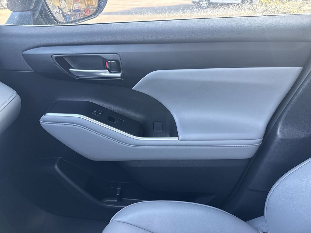 Used 2023 Toyota Highlander XLE AWD/4WD image 24