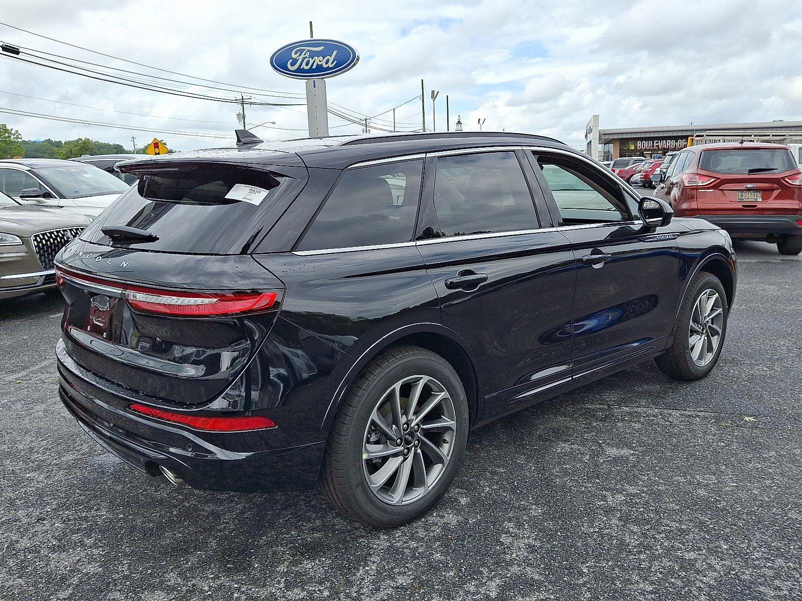New 2025 Lincoln Corsair Grand Touring image 3