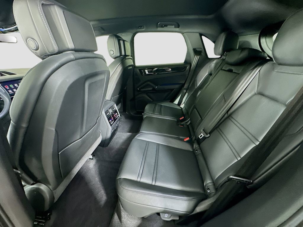 Certified 2023 Porsche Cayenne Platinum Edition image 23