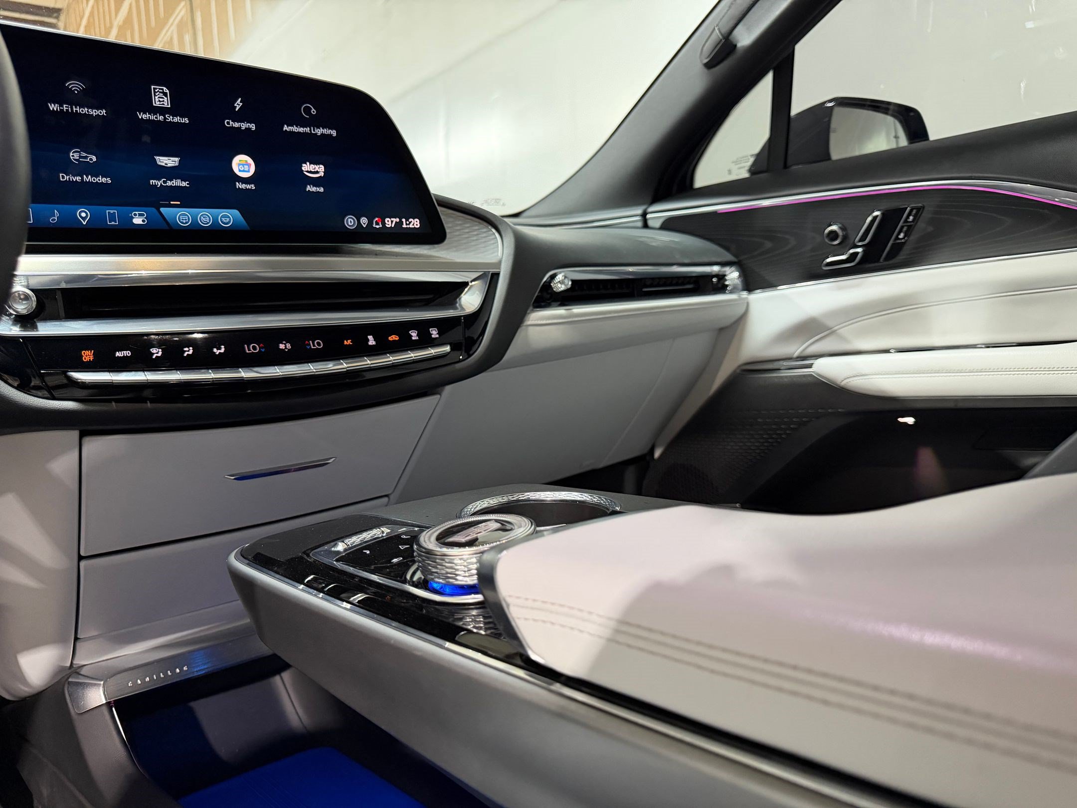 Certified 2024 Cadillac Lyriq Luxury AWD/4WD image 33