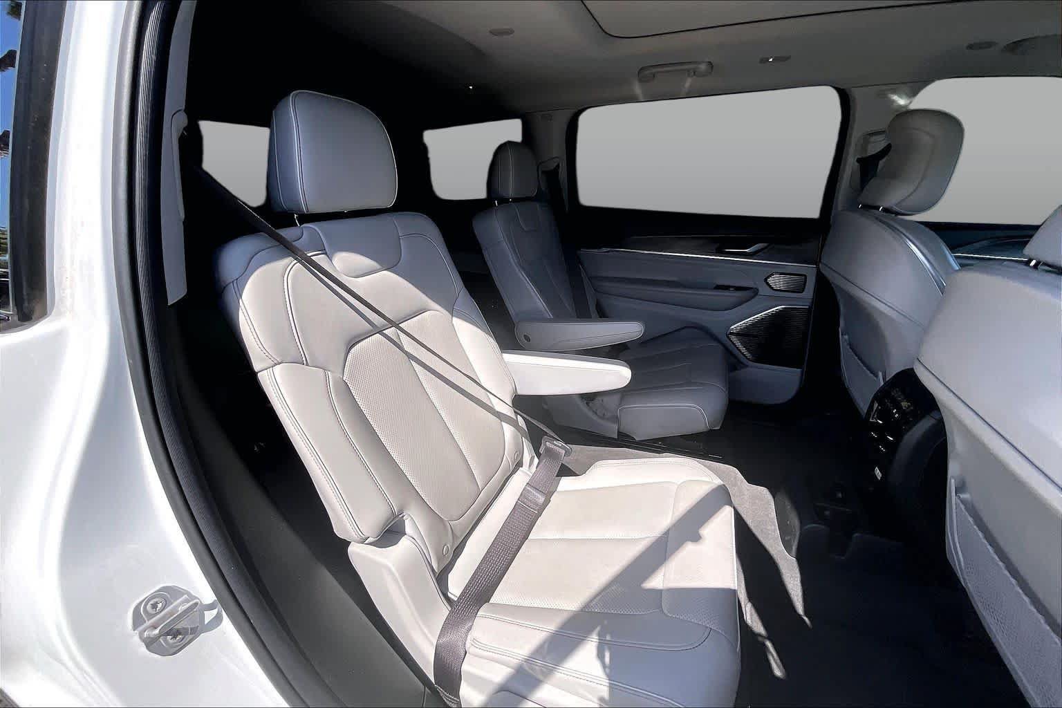 Used 2022 Jeep Grand Cherokee L Overland w/ Luxury Tech Group IV AWD/4WD image 19