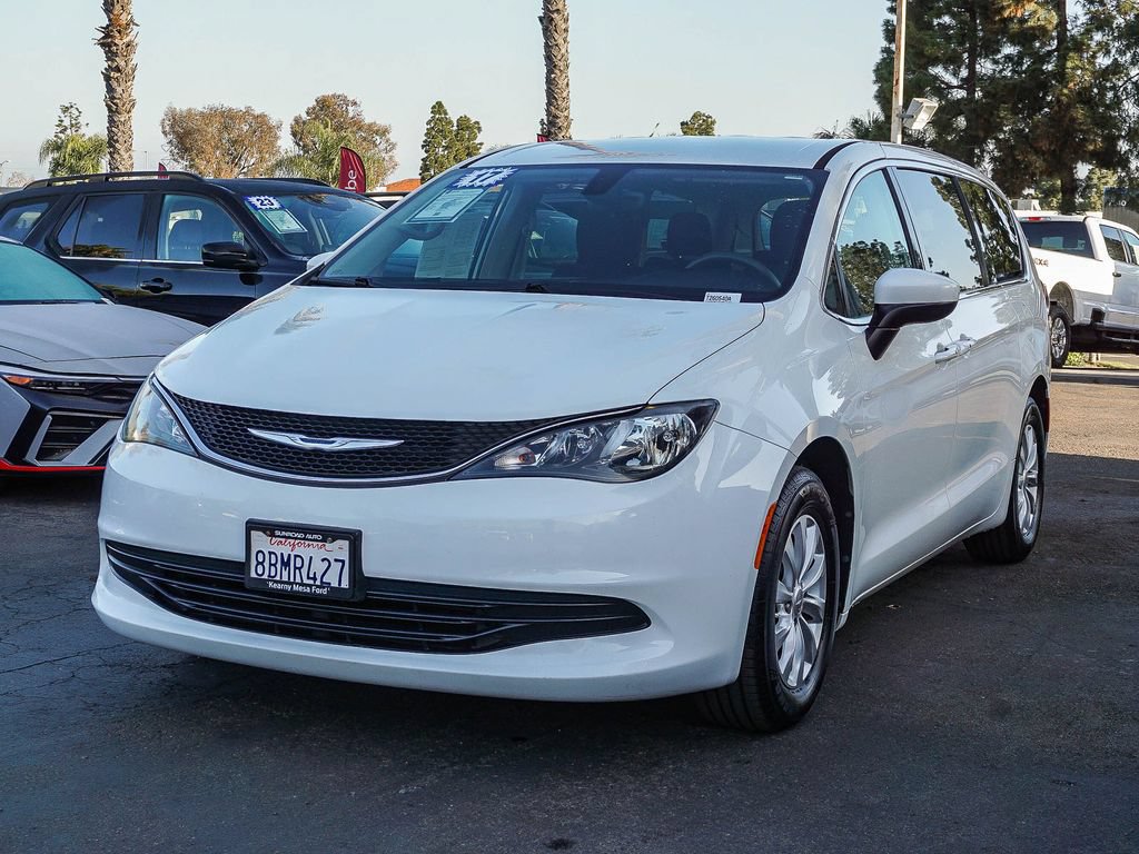 Used 2017 Chrysler Pacifica Touring w/ Tire & Wheel Group FWD image 4