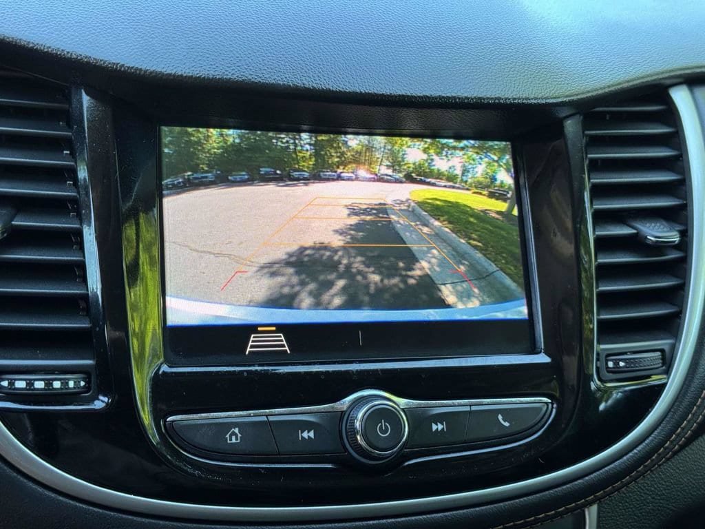 Used 2020 Chevrolet Trax LT w/ LT Convenience Package FWD image 5