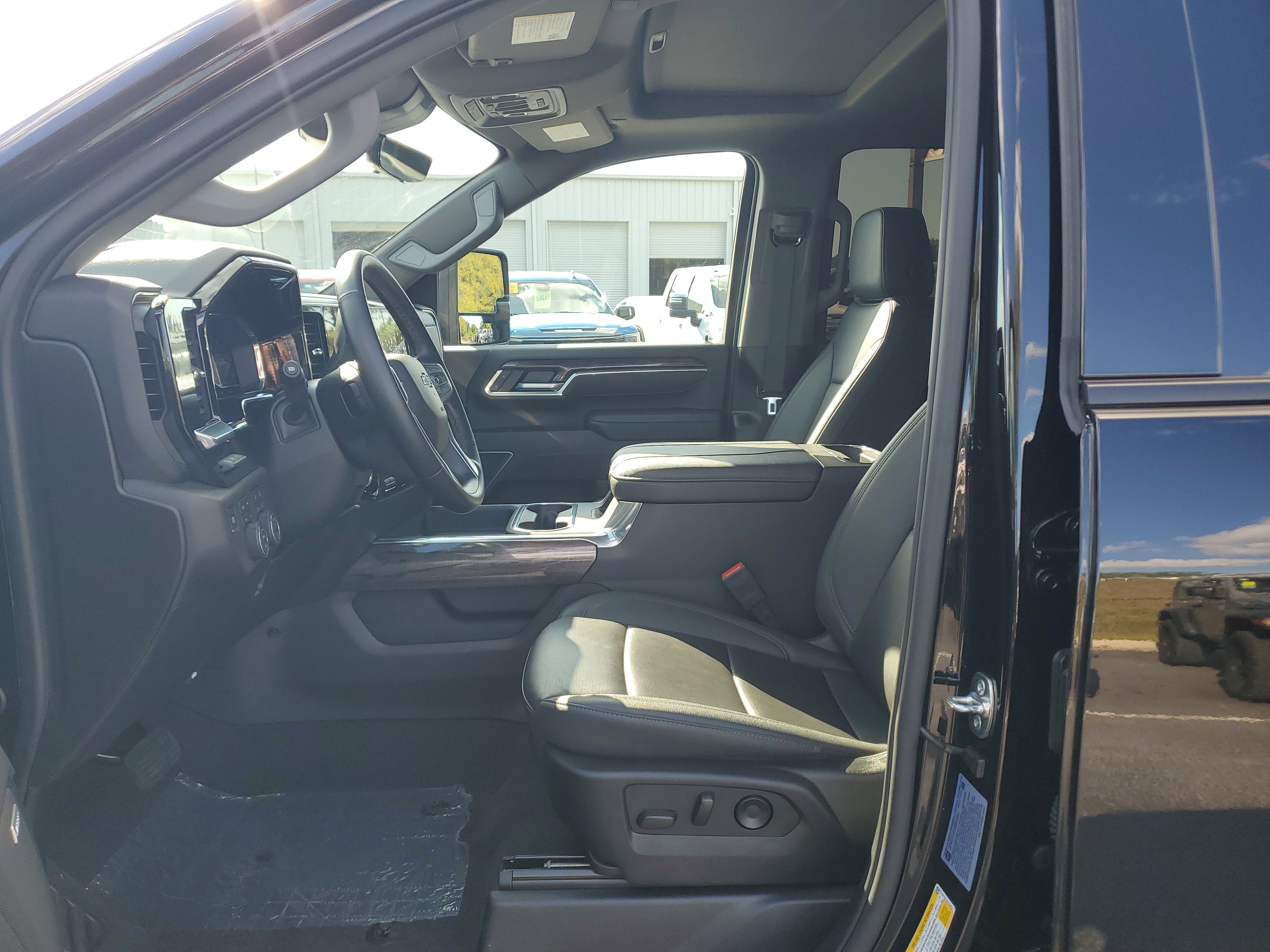 Used 2025 Chevrolet Silverado 3500 LTZ w/ LTZ Plus Package image 21