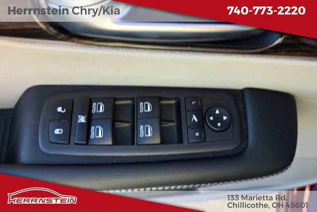 Used 2023 Chrysler Pacifica Limited FWD image 15