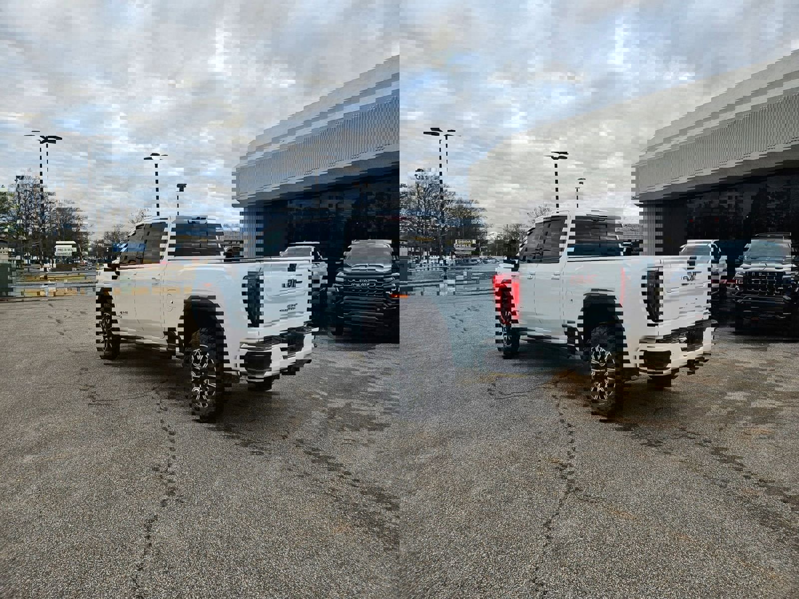 Used 2021 GMC Sierra 2500 AT4 w/ AT4 Premium Plus Package image 3