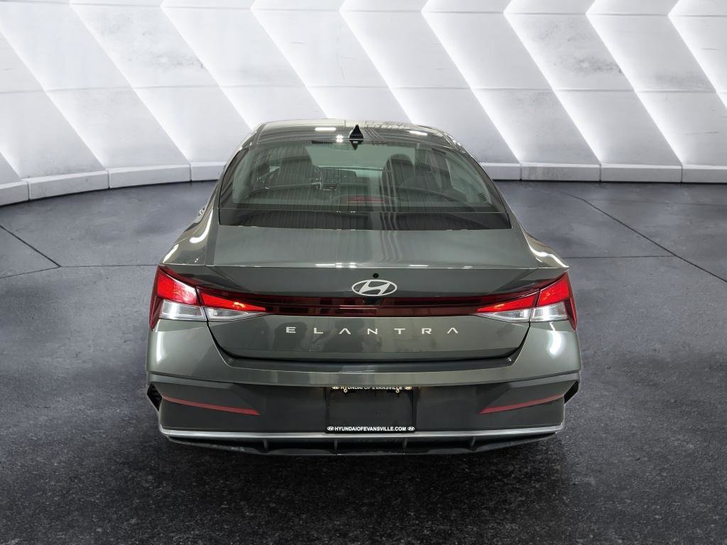 Certified 2025 Hyundai Elantra SE image 3