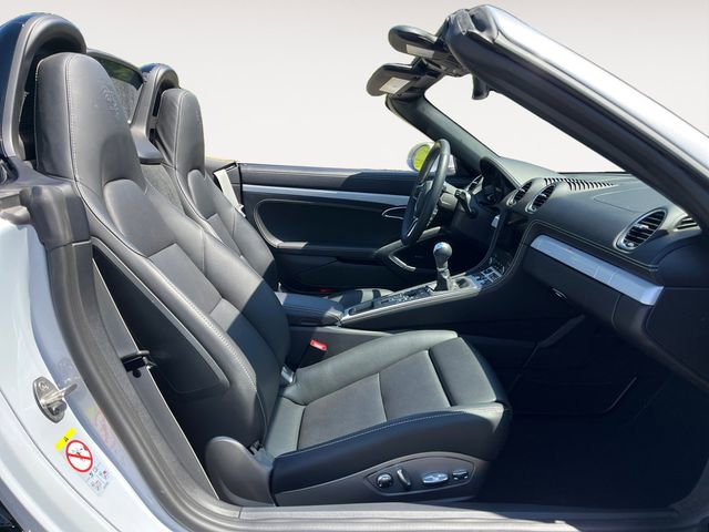 Used 2024 Porsche 718 Boxster RWD image 16