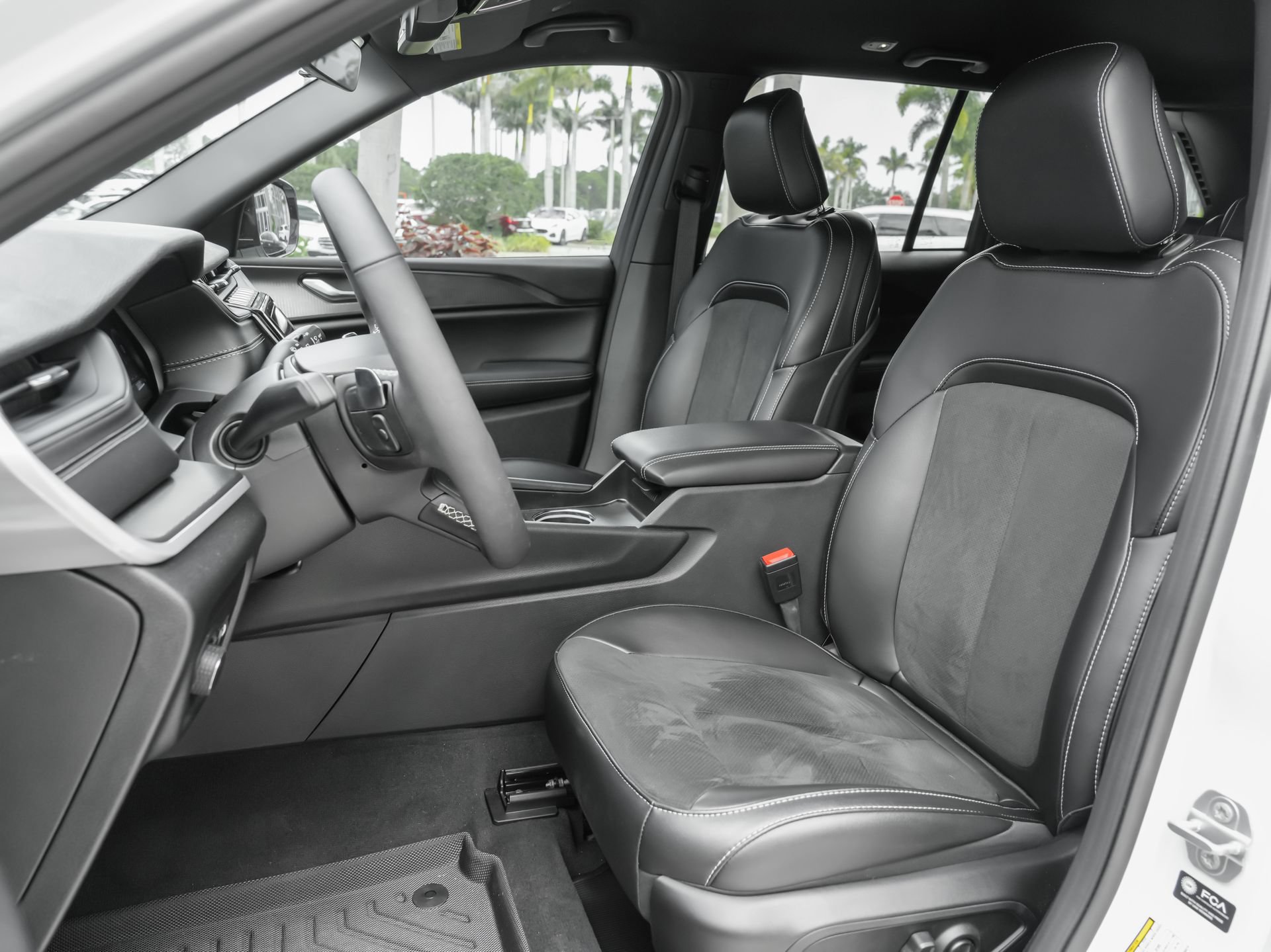 Used 2025 Jeep Grand Cherokee Altitude RWD image 17