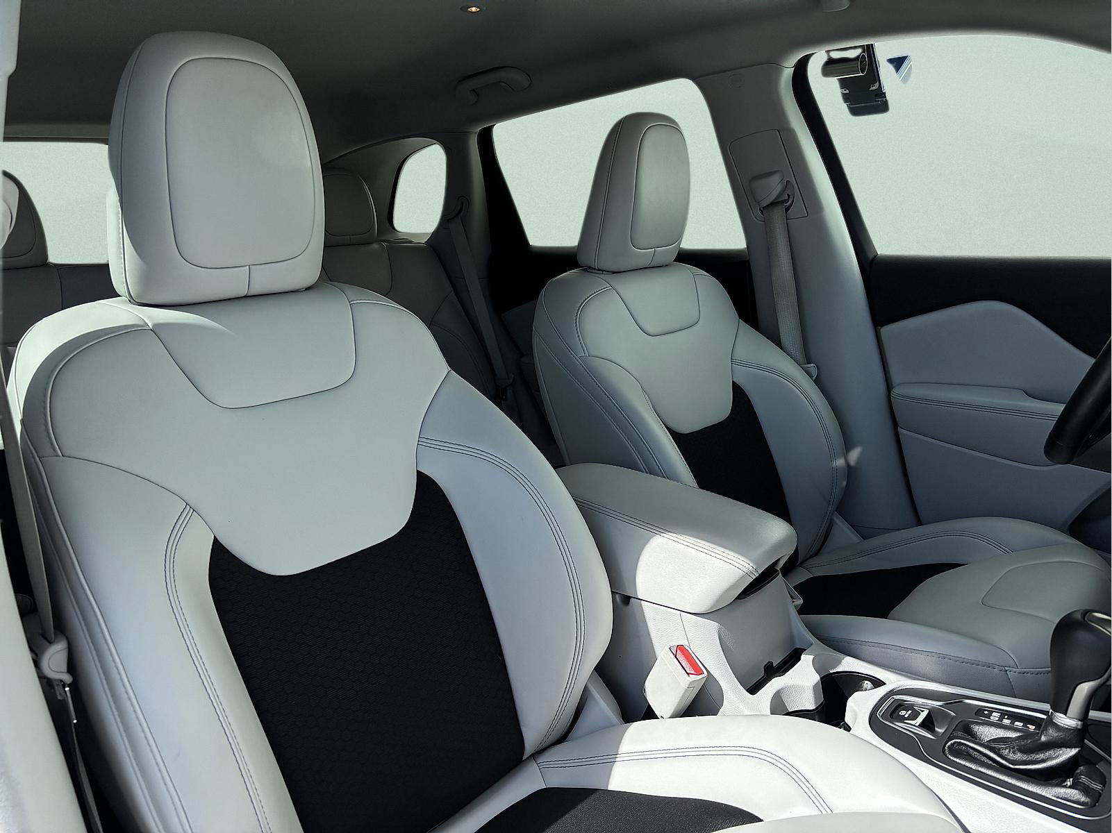 Used 2020 Jeep Cherokee Latitude Plus w/ Cold Weather Group AWD/4WD image 34