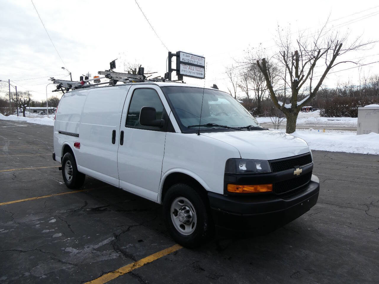 Used 2018 Chevrolet Express 2500 w/ Driver Convenience Package image 3