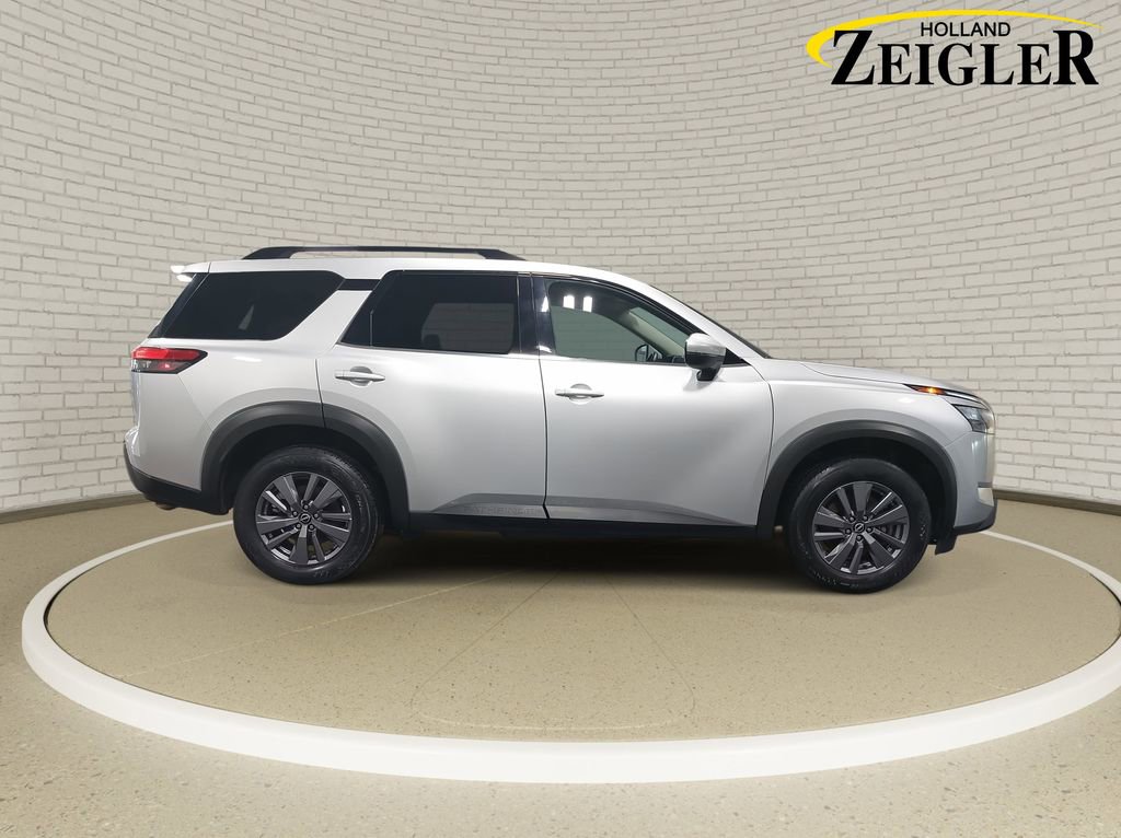Used 2025 Nissan Pathfinder SV image 4