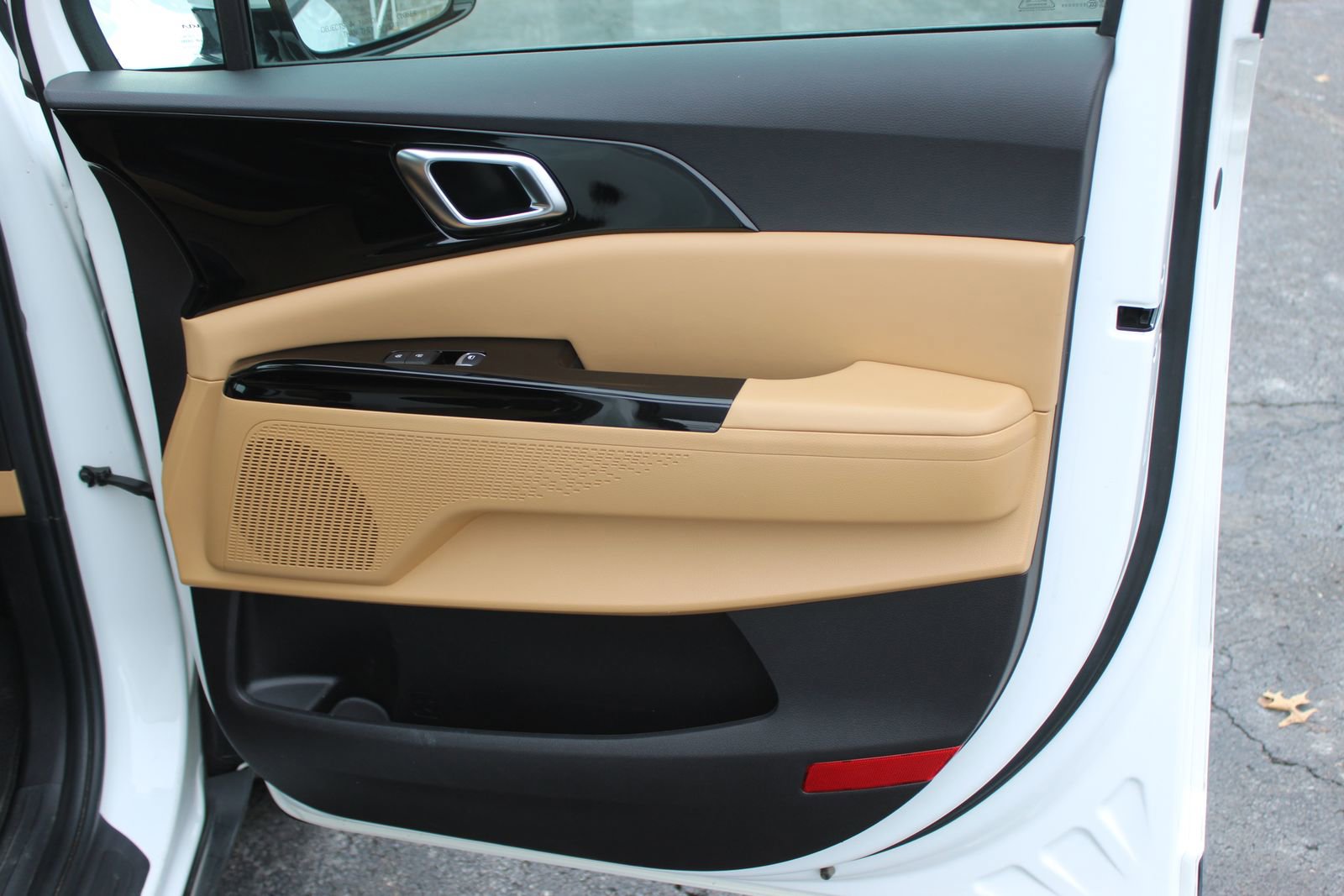 Used 2024 Kia Carnival EX image 12