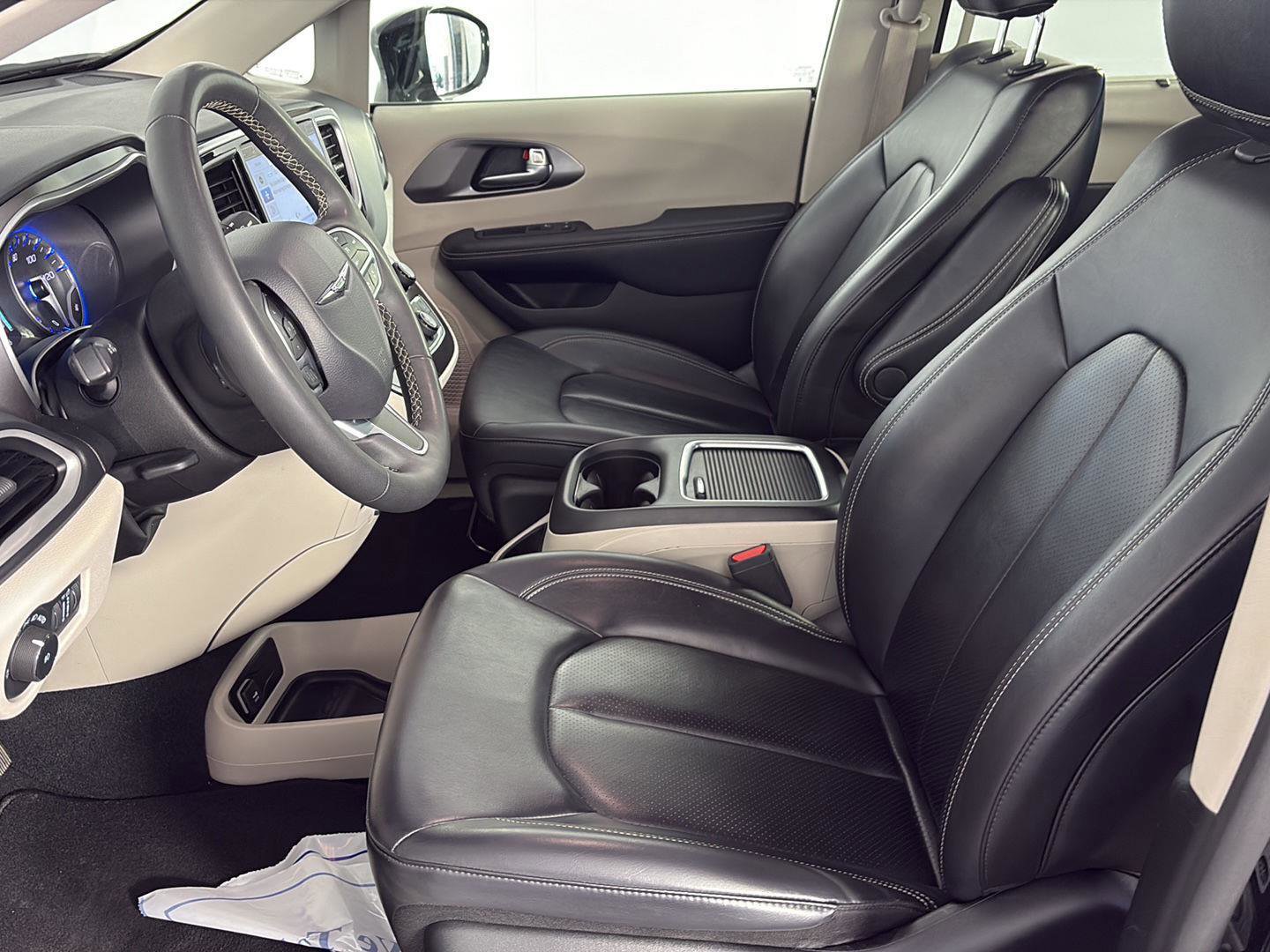 Used 2024 Chrysler Pacifica Touring-L image 21