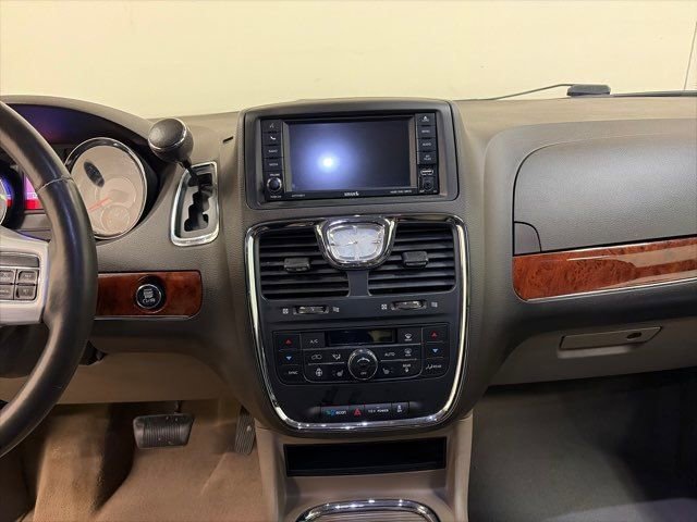 Used 2013 Chrysler Town & Country Touring-L w/ Driver Convenience Group FWD image 23