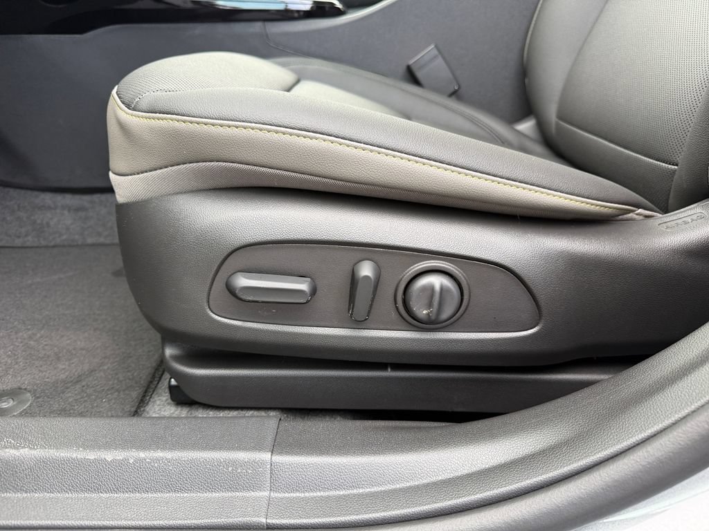 New 2026 Chevrolet Trax ACTIV w/ Sunroof Package FWD image 17