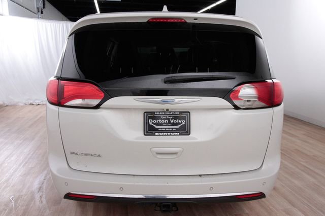 Used 2017 Chrysler Pacifica Touring-L Plus image 4
