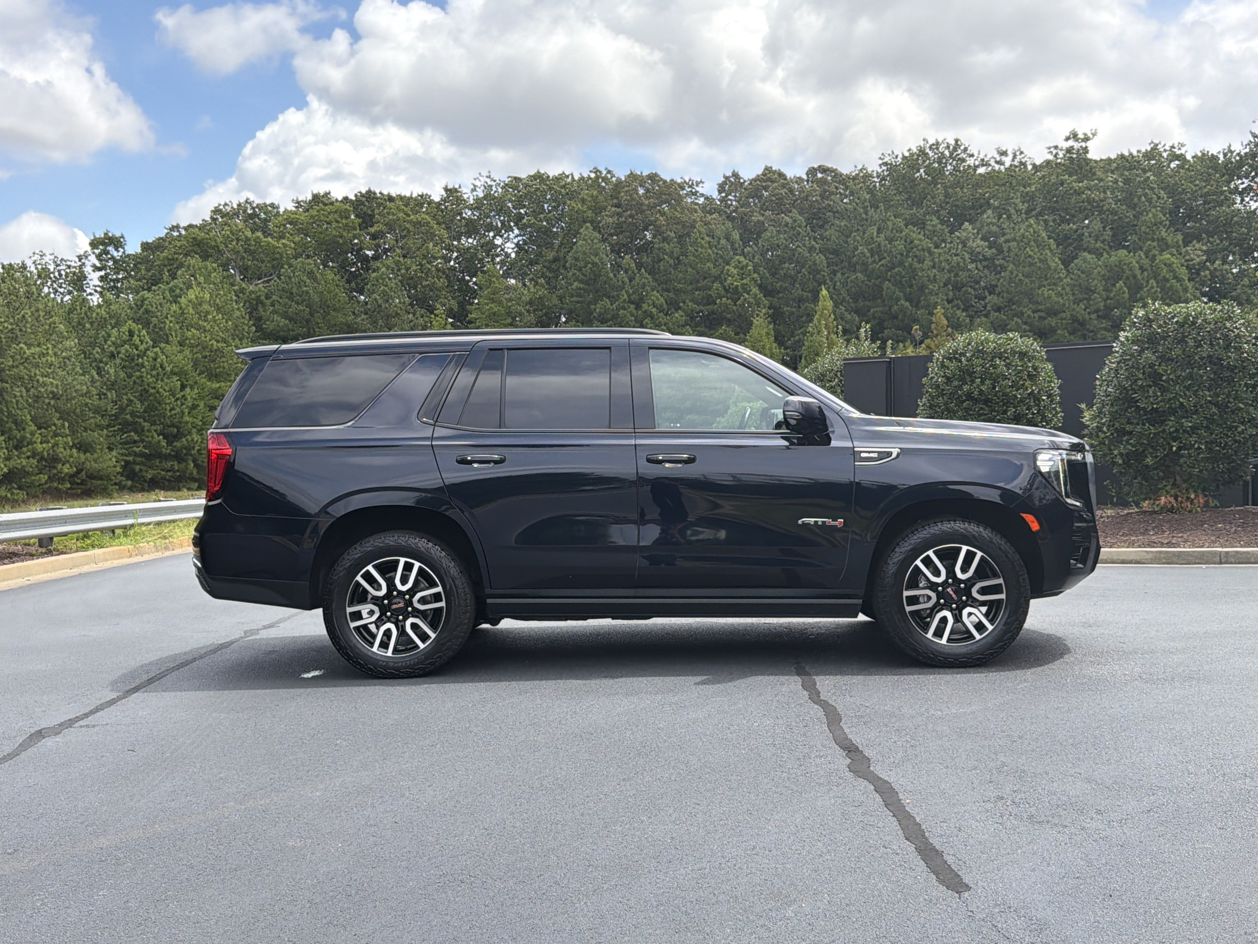 Used 2023 GMC Yukon AT4 w/ AT4 Premium Package AWD/4WD image 5
