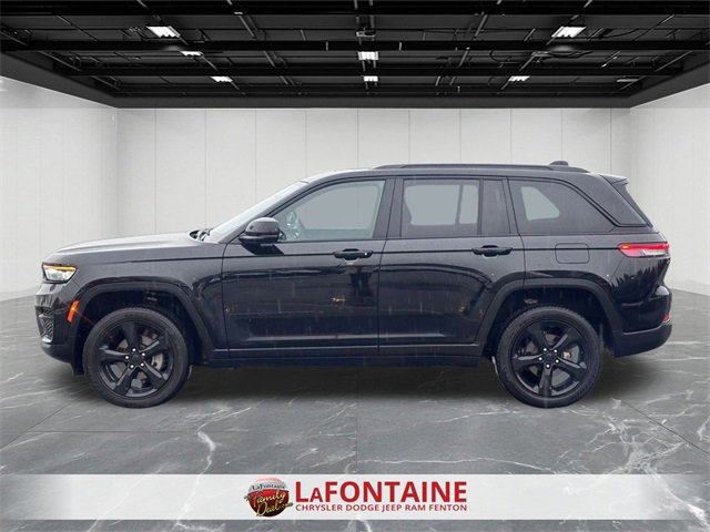 Used 2024 Jeep Grand Cherokee Altitude image 2