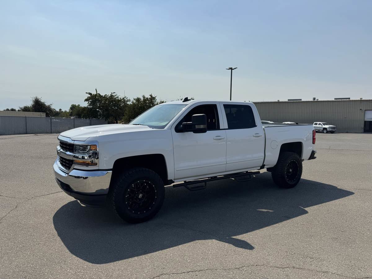 Used 2018 Chevrolet Silverado 1500 LT w/ Trailering Package AWD/4WD image 6