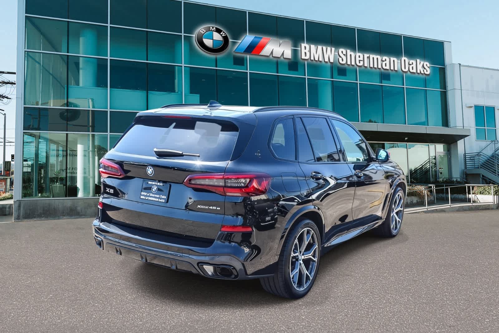 Certified 2023 BMW X5 xDrive45e w/ M Sport Package AWD/4WD image 4