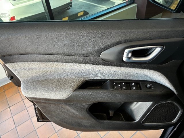 Used 2025 Jeep Compass Sport image 17