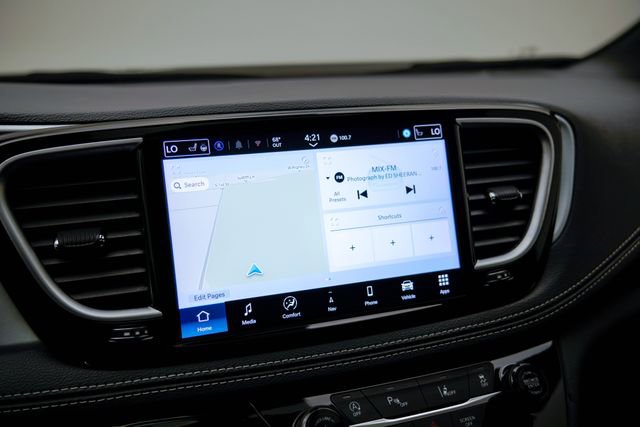 Used 2025 Chrysler Pacifica Limited FWD image 21
