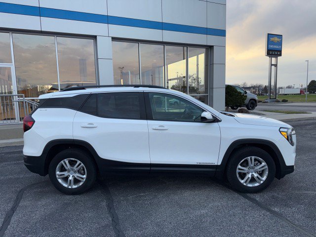 Used 2023 GMC Terrain SLE w/ Driver Convenience Package FWD image 2