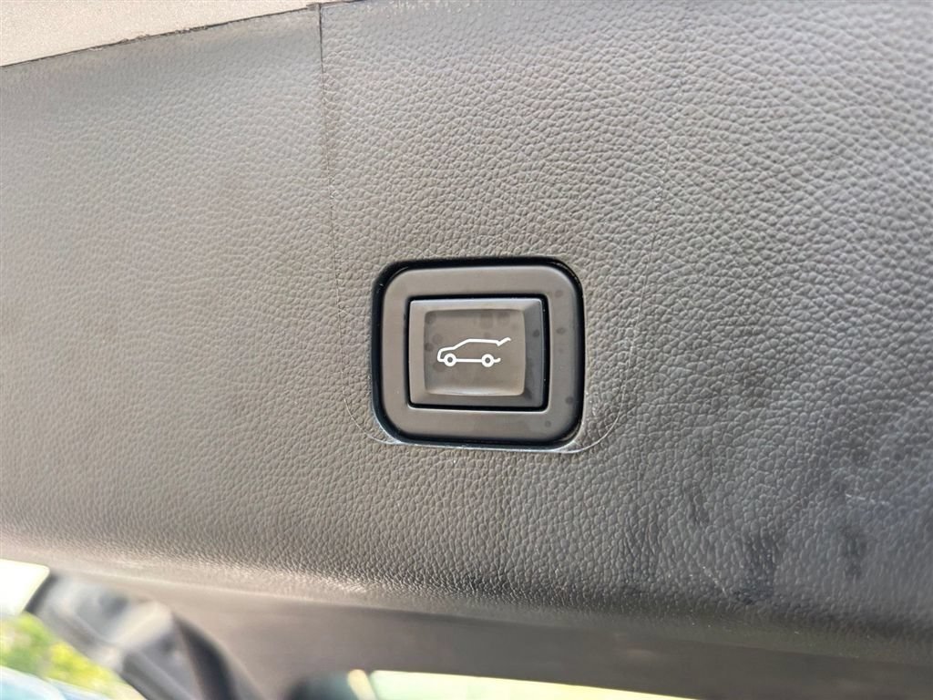 Used 2023 Chevrolet Traverse LT w/ LPO, Cargo Package AWD/4WD image 18