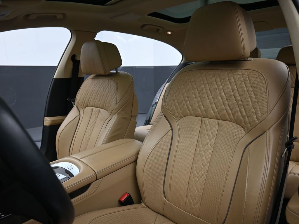 Used 2022 BMW 740i xDrive w/ Premium Package image 10
