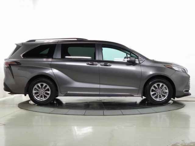 Used 2023 Toyota Sienna XLE image 12