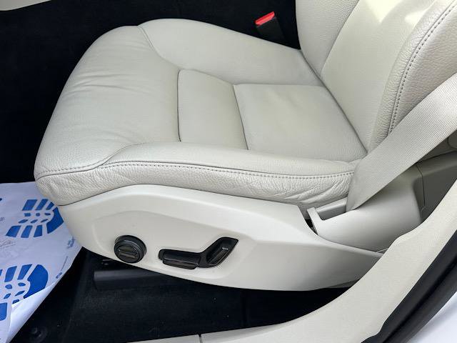 Used 2021 Volvo XC60 T5 Momentum w/ Premium Package image 16