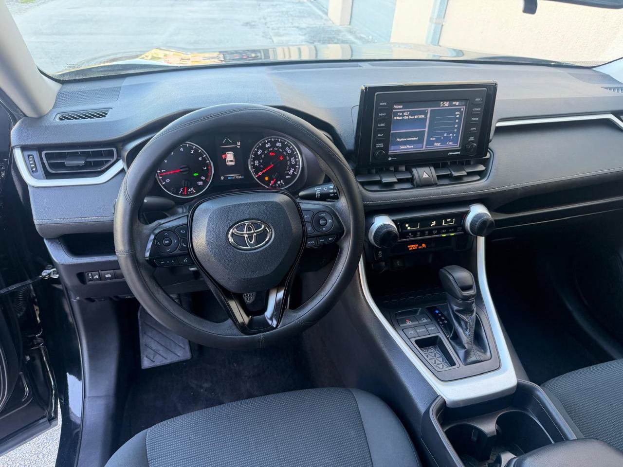 Used 2020 Toyota RAV4 LE FWD image 17
