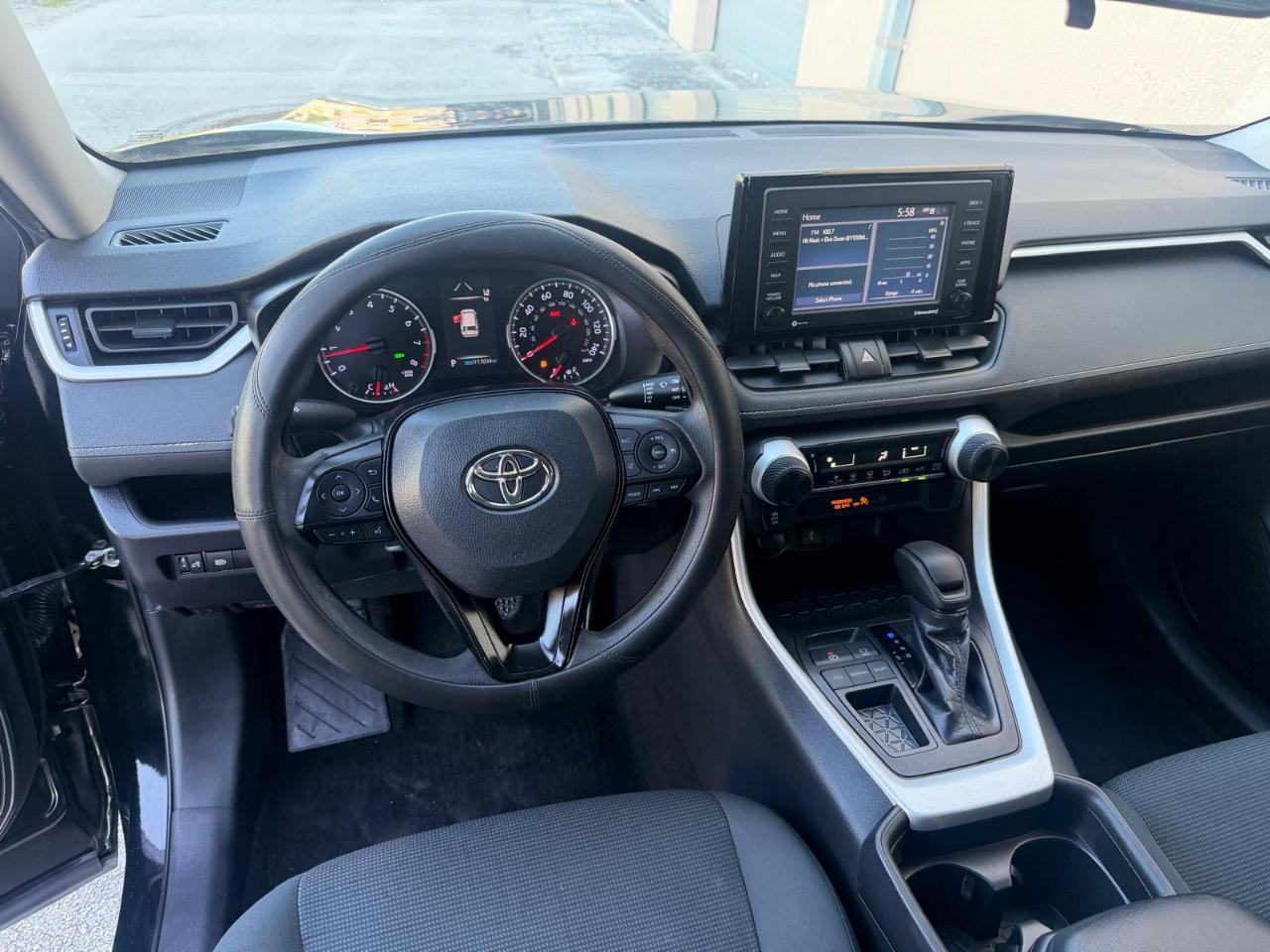 Used 2020 Toyota RAV4 LE FWD image 17