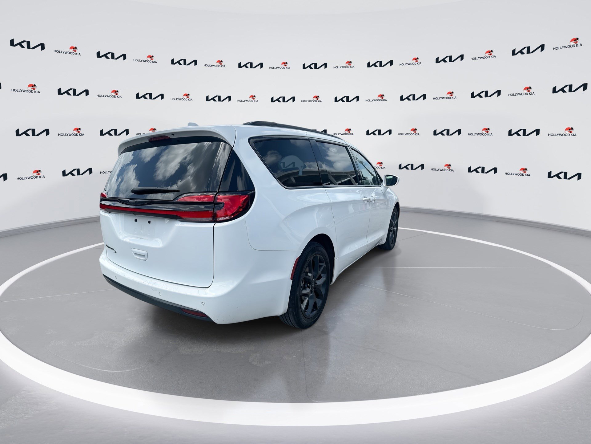 Used 2021 Chrysler Pacifica Touring w/ S Appearance Package image 8