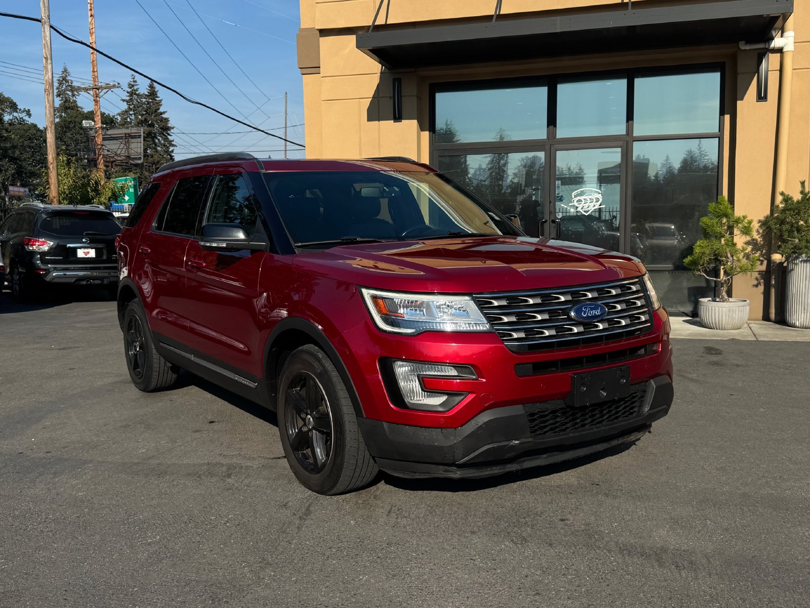 Used 2017 Ford Explorer XLT w/ Equipment Group 202A AWD/4WD image 1