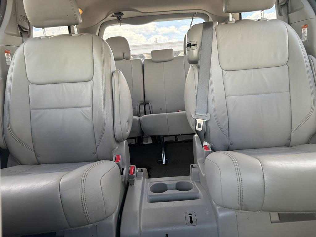 Used 2015 Toyota Sienna XLE Premium FWD image 18