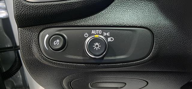 Used 2022 Chevrolet Trax LT w/ LT Convenience Package image 16