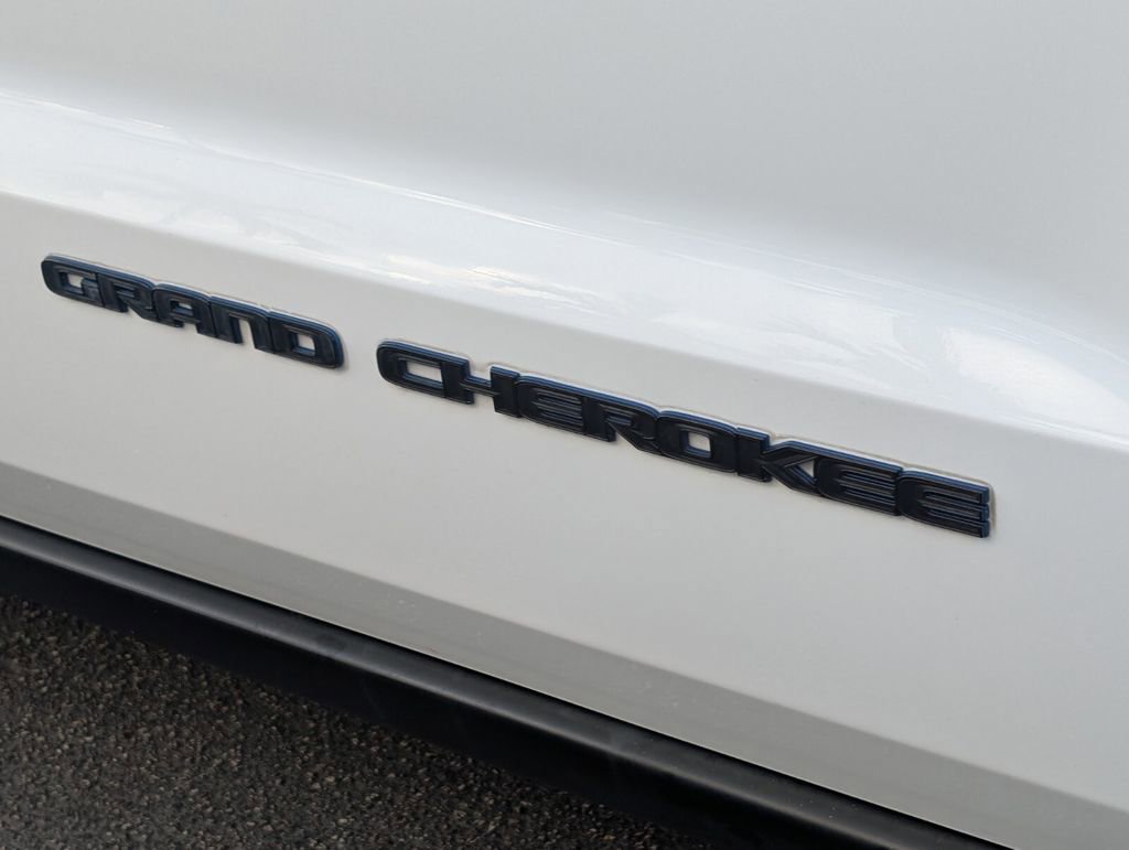 Used 2019 Jeep Grand Cherokee Laredo AWD/4WD image 10