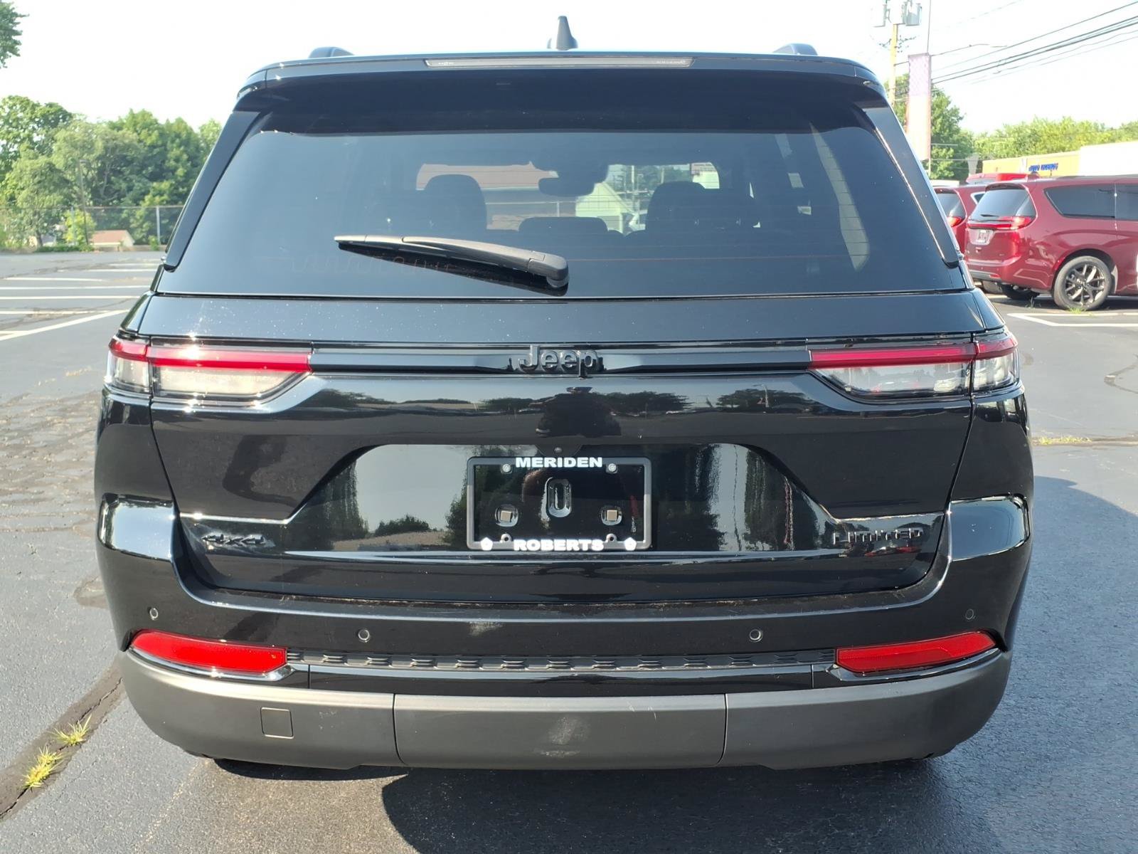 Certified 2023 Jeep Grand Cherokee Limited w/ Black Appearance Package AWD/4WD image 6