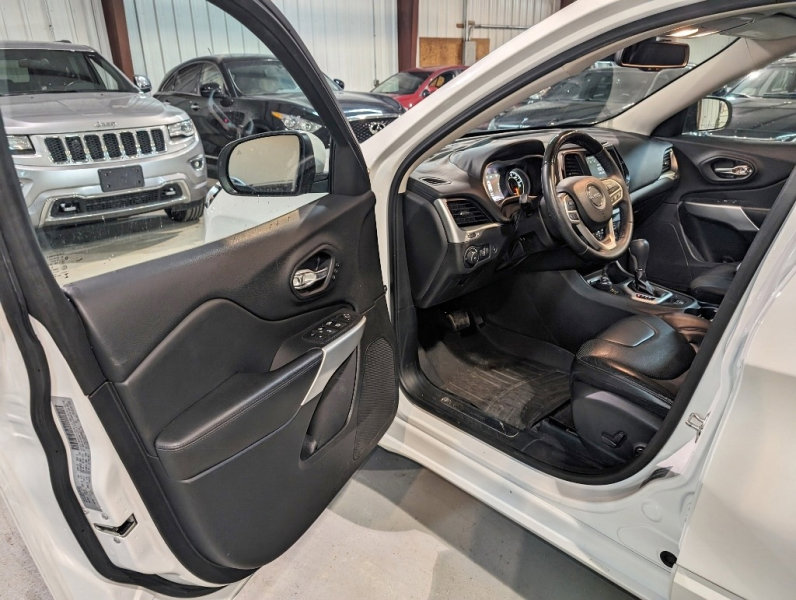 Used 2017 Jeep Cherokee Overland w/ Technology Group image 19