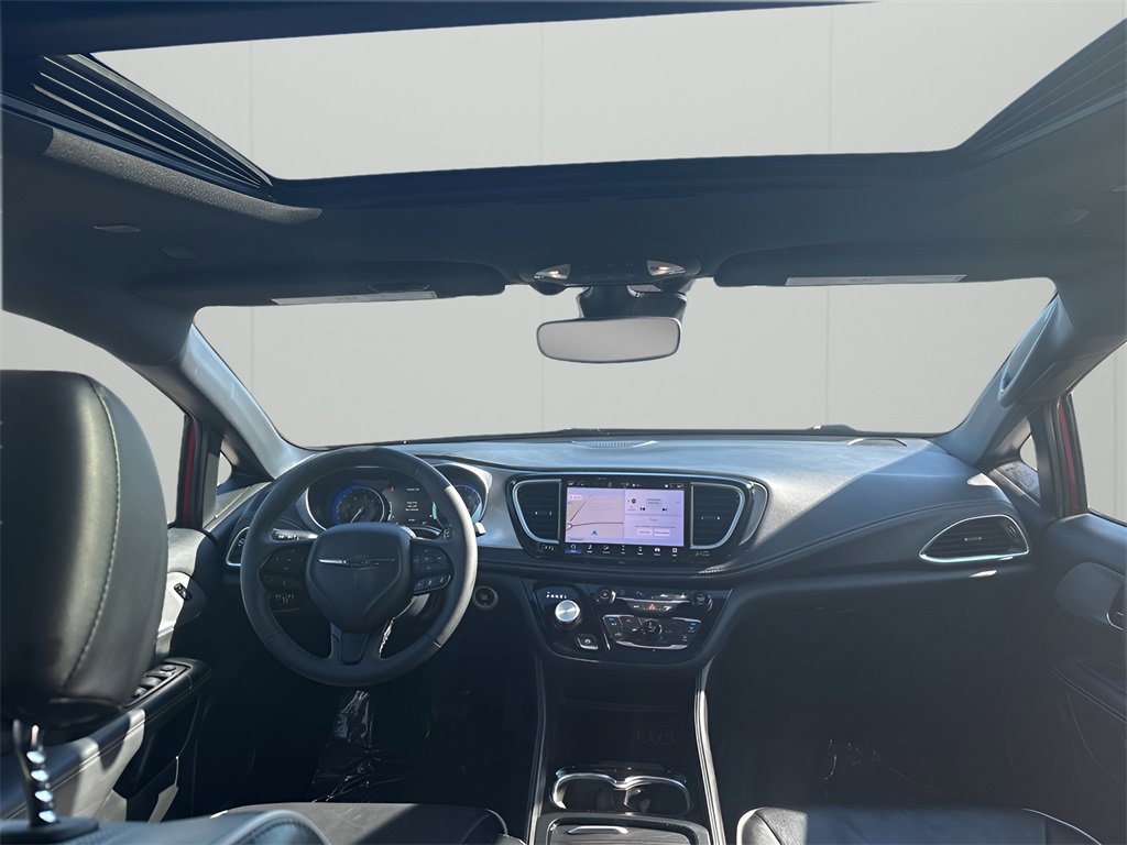 Used 2025 Chrysler Pacifica Limited image 21