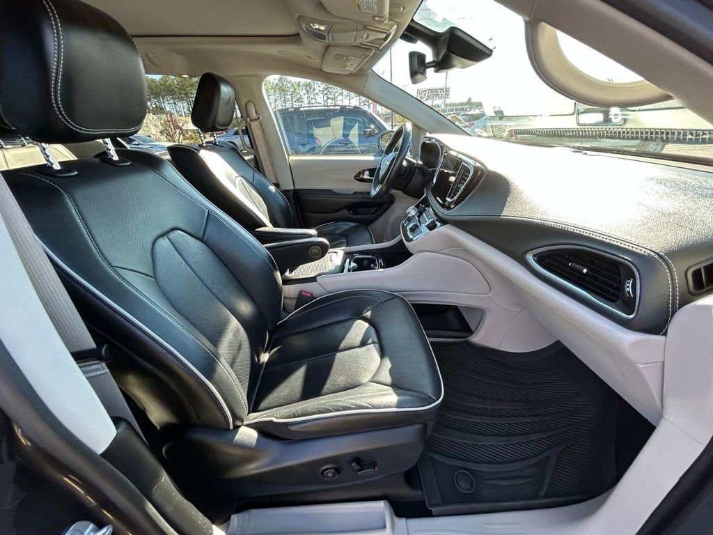 Used 2022 Chrysler Pacifica Limited w/ Uconnect Theater Family Group image 27