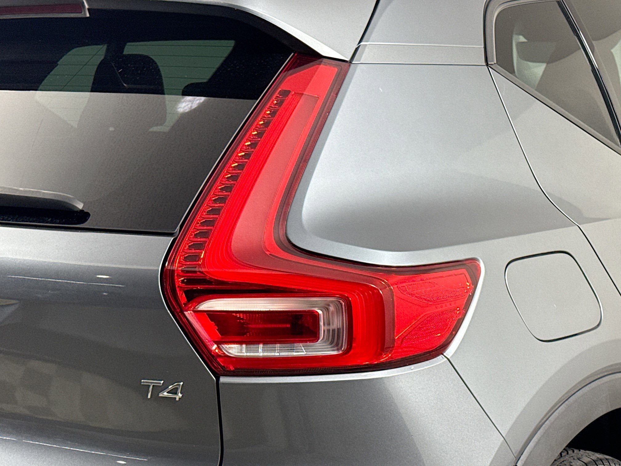 Used 2019 Volvo XC40 T4 Momentum FWD image 34