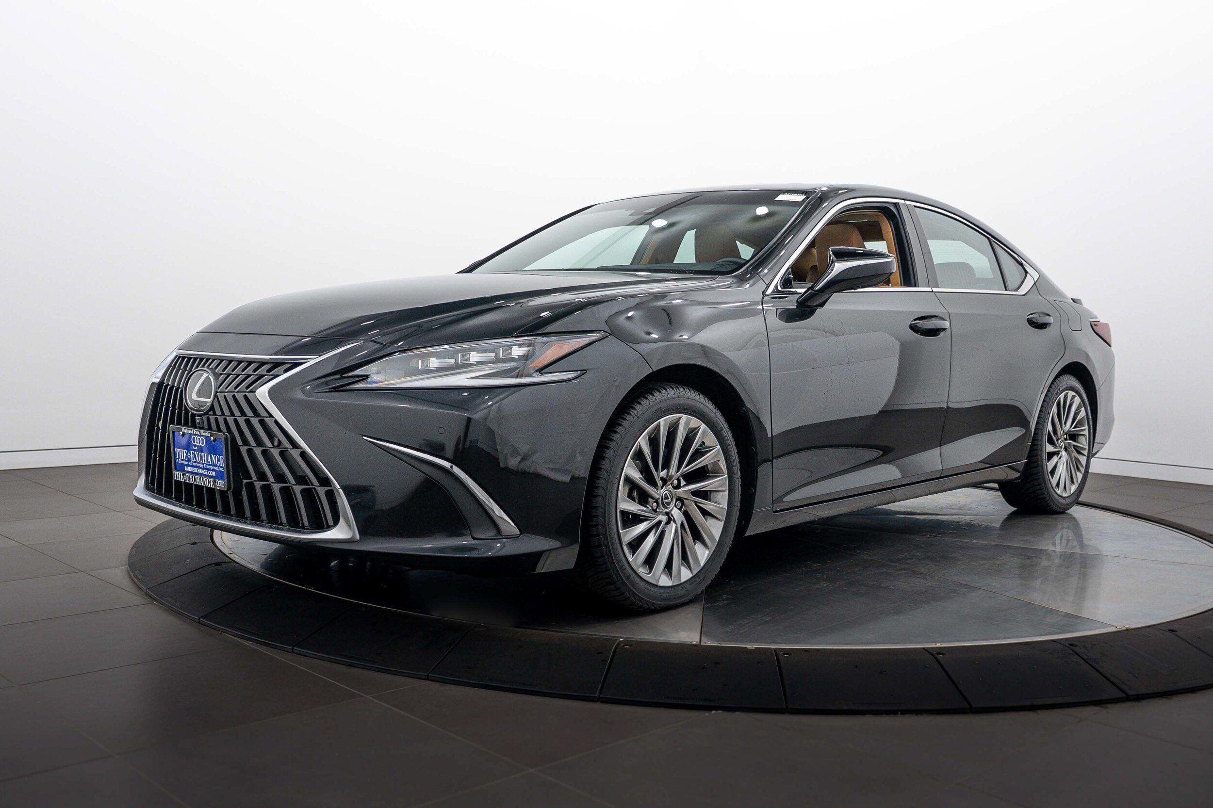 Used 2023 Lexus ES 300h Ultra Luxury w/ Accessory Package (Z2) FWD image 7