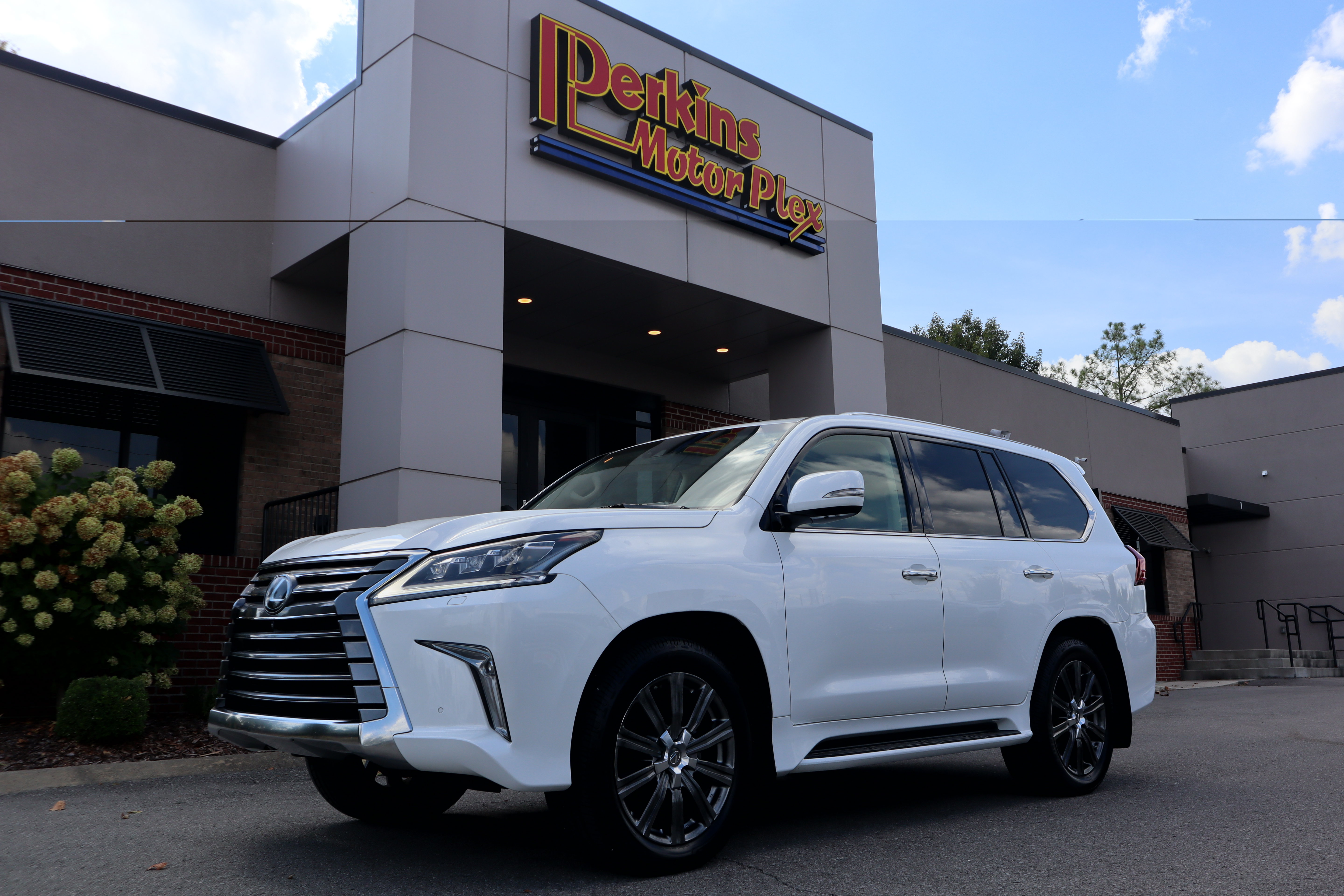 Used 2016 Lexus LX 570 4WD w/ Luxury Package image 36