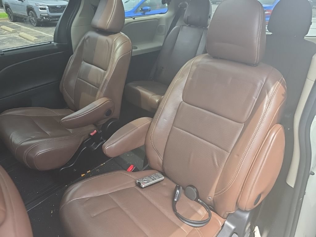 Used 2015 Toyota Sienna Limited Premium w/ Preferred Accessory Package AWD/4WD image 9