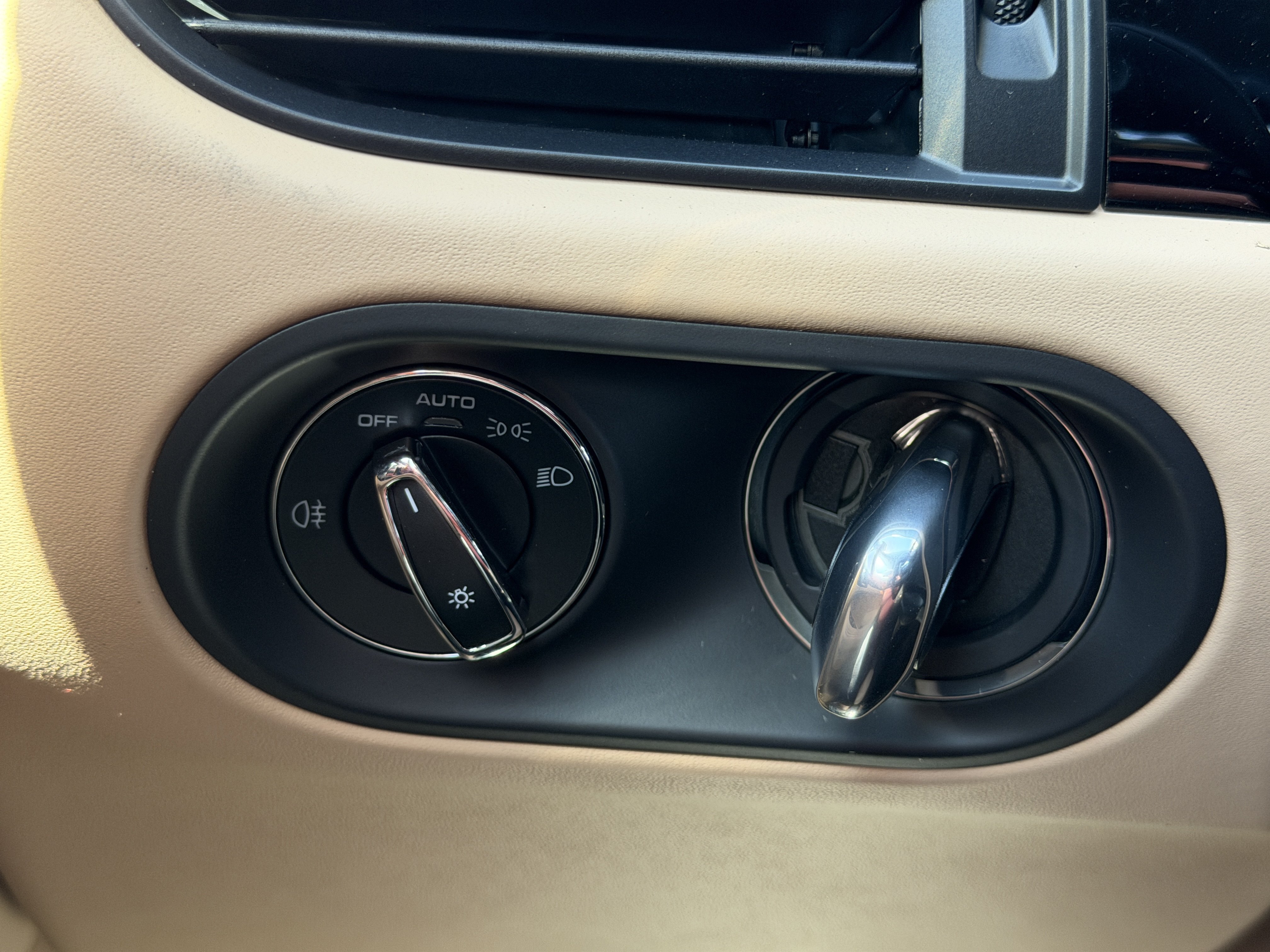 New 2026 Porsche Macan Turbo AWD/4WD image 31