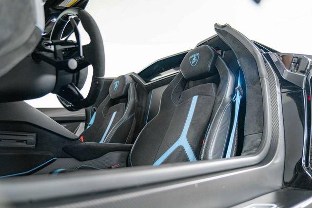 Used 2020 Lamborghini Aventador SVJ AWD/4WD image 15