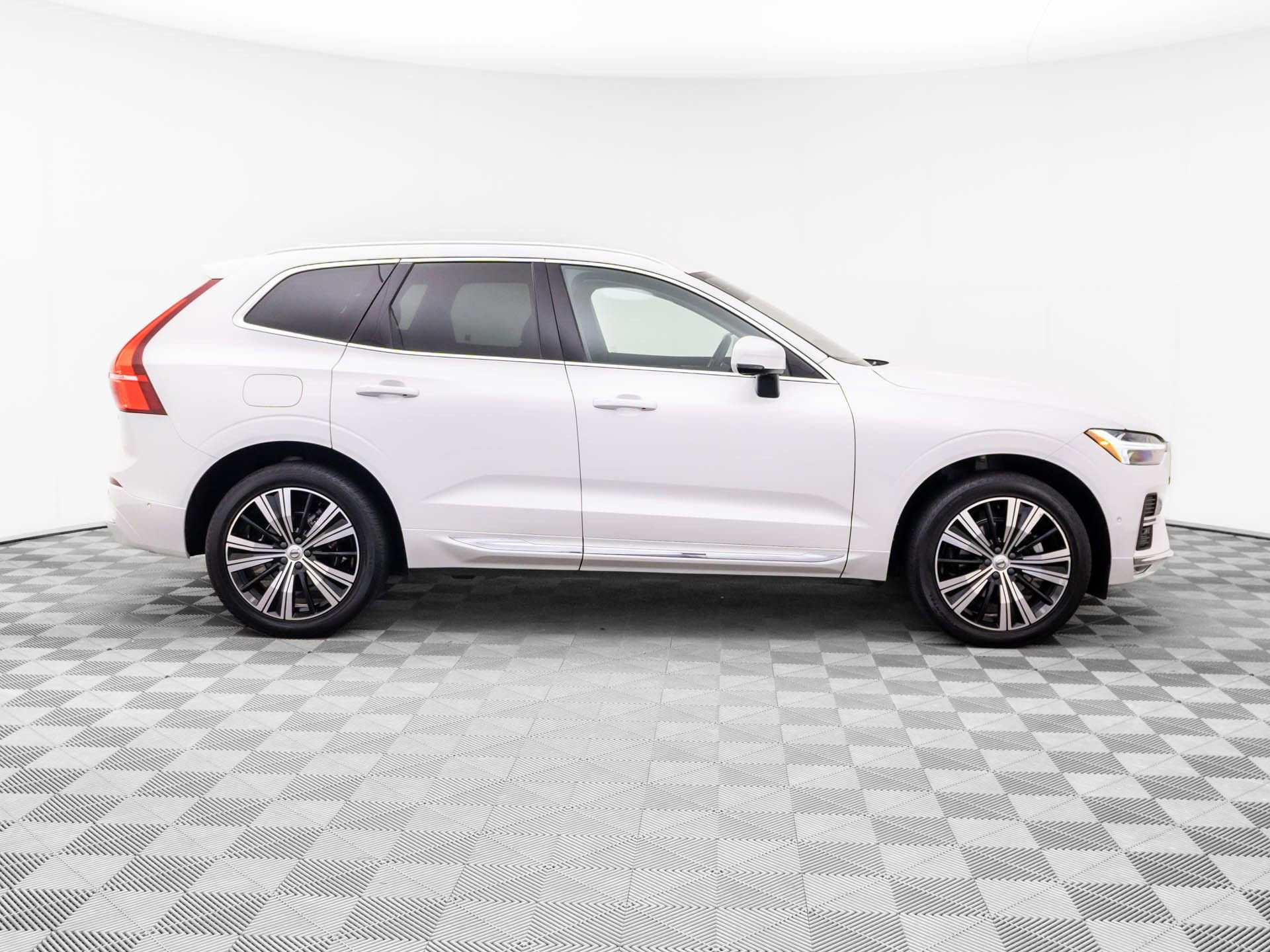 Used 2023 Volvo XC60 B5 Plus w/ Protection Package Premier AWD/4WD image 6